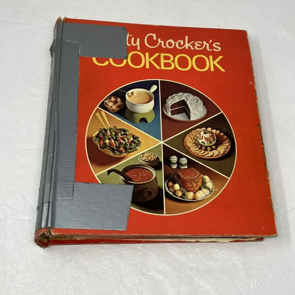 VTG 1973 Betty Crocker's Cookbook  Red Pie Cover 5-Ring Binder FLAWED DAMAGE